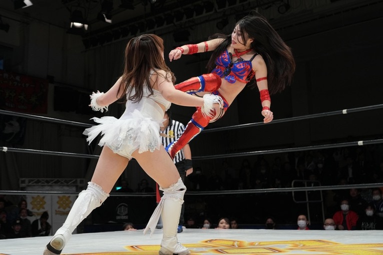 デビュー戦、先輩である田中きずなにドロップキック　©Essei Hara