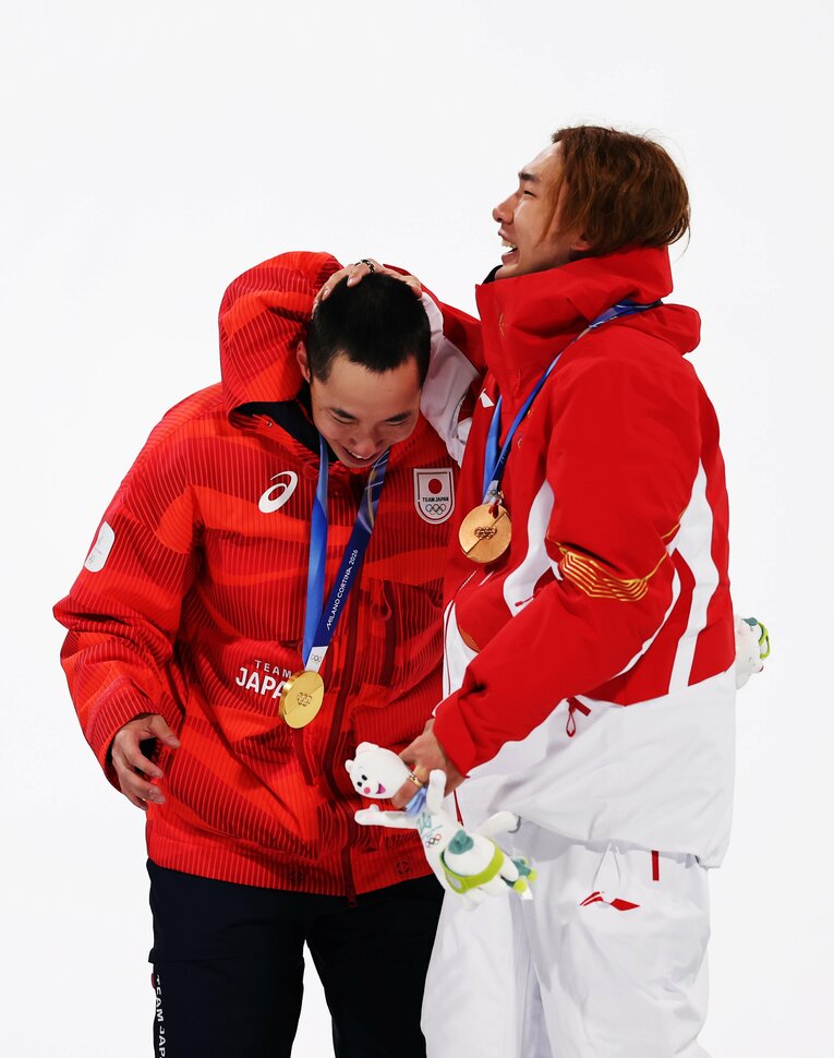 ビッグエアでは銅メダルに終わったシャオミン（右）だったが、金メダルの木村葵来の丸刈りをワシャワシャ／五輪公式Xより引用