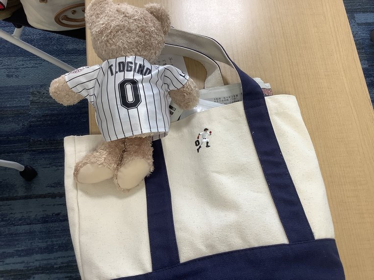 佐々木さんの私物である荻野貴司グッズ©Satoshi Shigeno