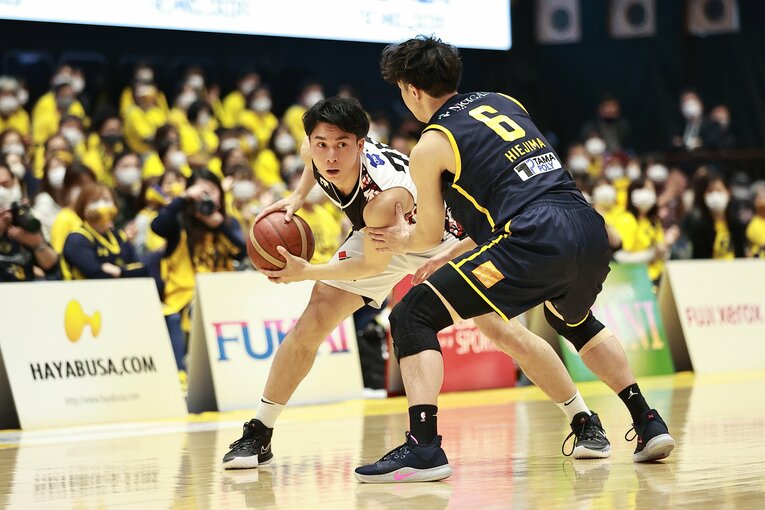 昨年12月18日に特別指定選手として三遠に加入、2日後の20日の新潟戦でBリーグデビュー。今シーズンは4月8日時点で1試合平均6.1得点、0.5アシスト ©B.LEAGUE
