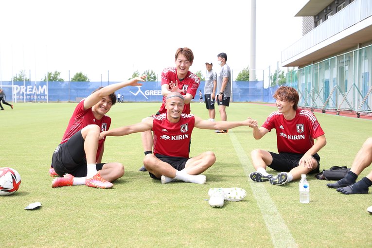 FW前田大然（中央）の頭を利用して「カメハメハ」ポーズを決める（左から）橋岡、瀬古、板倉　©︎JFA/AFLO