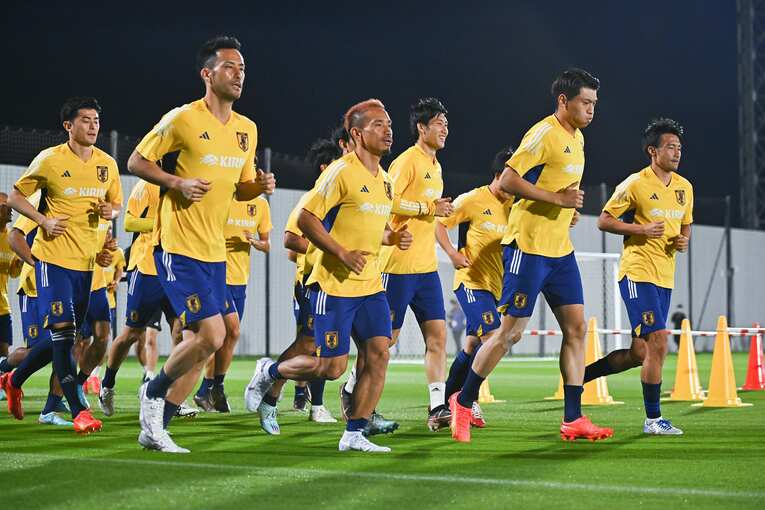 カタールW杯での練習でもキャプテンの吉田麻也とともに率先して前を走る長友佑都　©︎Takuya Kaneko/JMPA