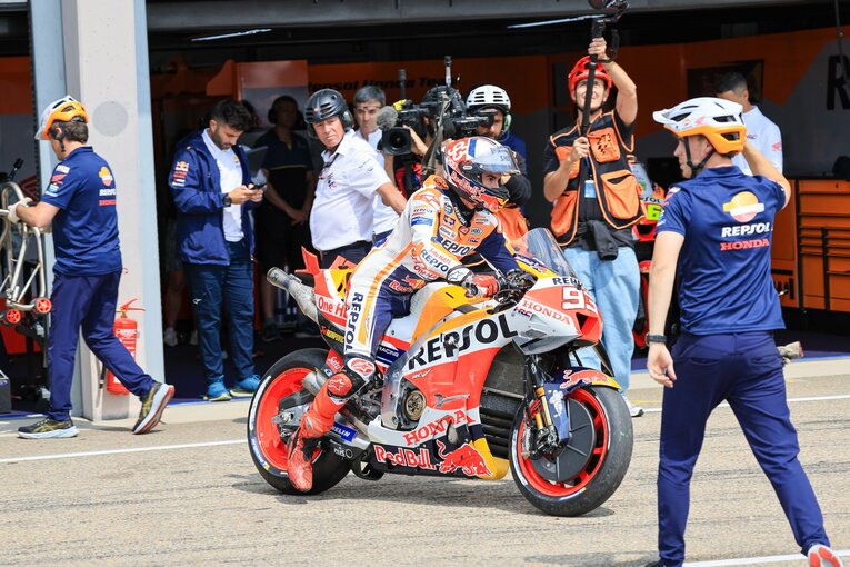 ドイツGP、Q2での1回目の転倒後、ピットに戻ってマシンの乗り換えるマルケス　©Satoshi Endo