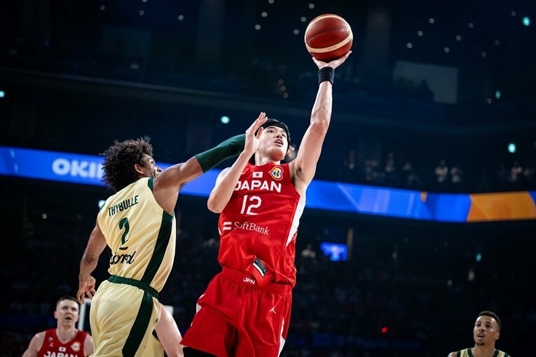チーム最長の出場時間で献身的なプレーを見せた渡邊　©FIBA