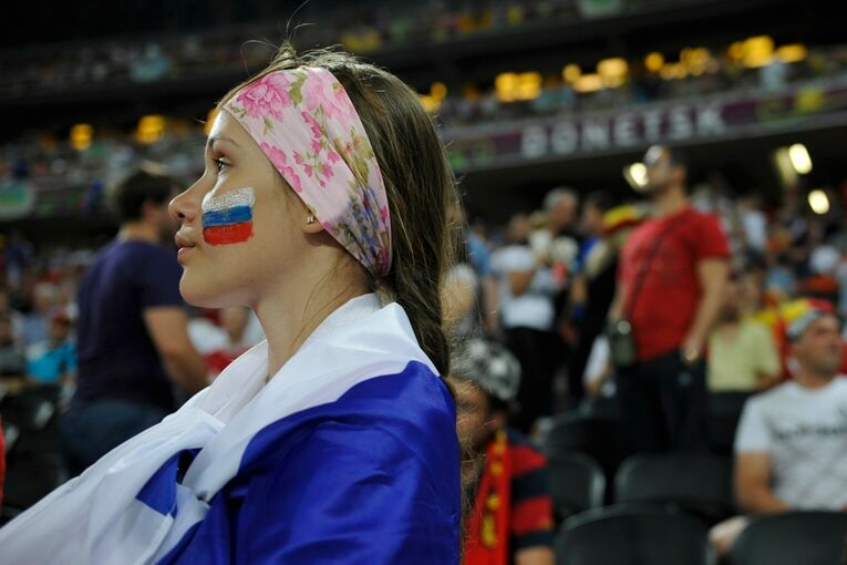 EUROにいた美しい女性サポーターの応援姿（50枚超）　©Sports Graphic Number