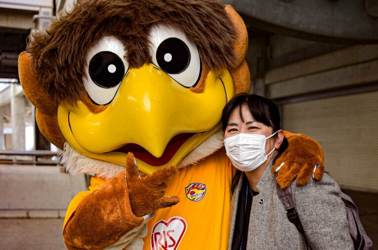 2月12日、「FUJI FILM SUPER CUP 2022」でベガルタ仙台のマスコット・ベガッ太と写真に収まるJリーグの佐伯夕利子常勤理事 ／ photograph by Tetsuichi Utsunomiya