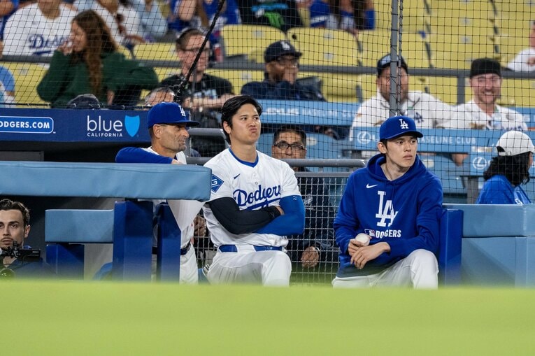 【Numberカメラマンが激写…由伸＆朗希と仲良しベンチトーク。全5枚中の3枚目】写真はまだまだ続きます　©Nanae Suzuki