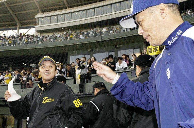 阪神・岡田彰布監督と中日・落合博満監督。2000年代のセ・リーグで熾烈な采配合戦を繰り広げた ／ photograph by Kyodo News