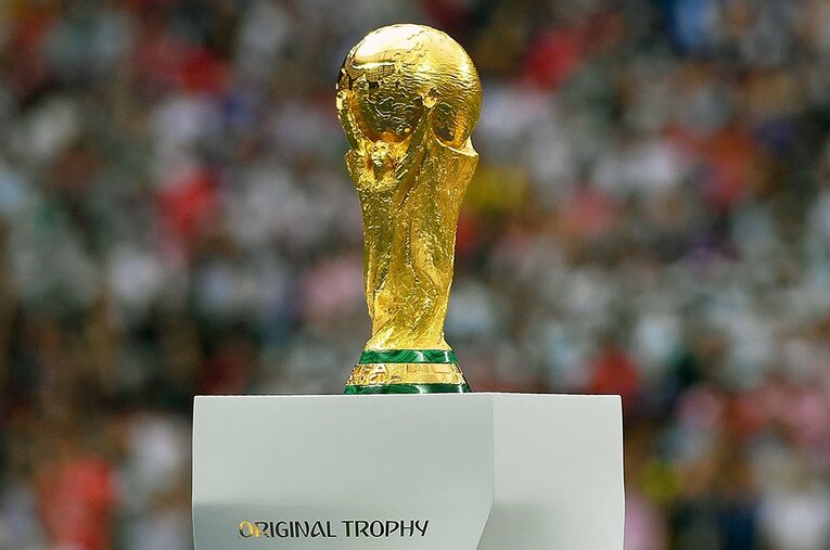 フットボーラーが夢見るW杯トロフィー。これを作ったイタリア人の秘話とは ／ photograph by Kaoru Watanabe/JMPA