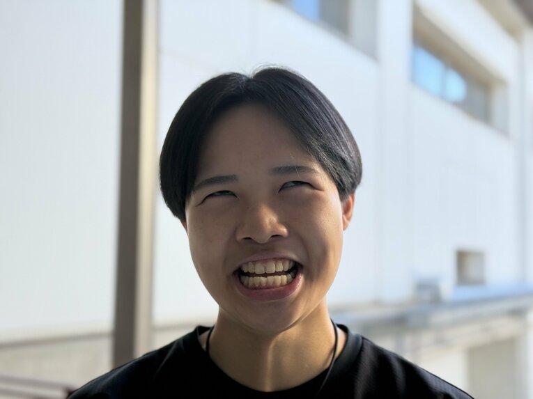 地震から約1年後…日吉彩さん。「えー、なんで分かるんですか!?　へへへ。変顔、得意です」　©Yuji Yanagawa