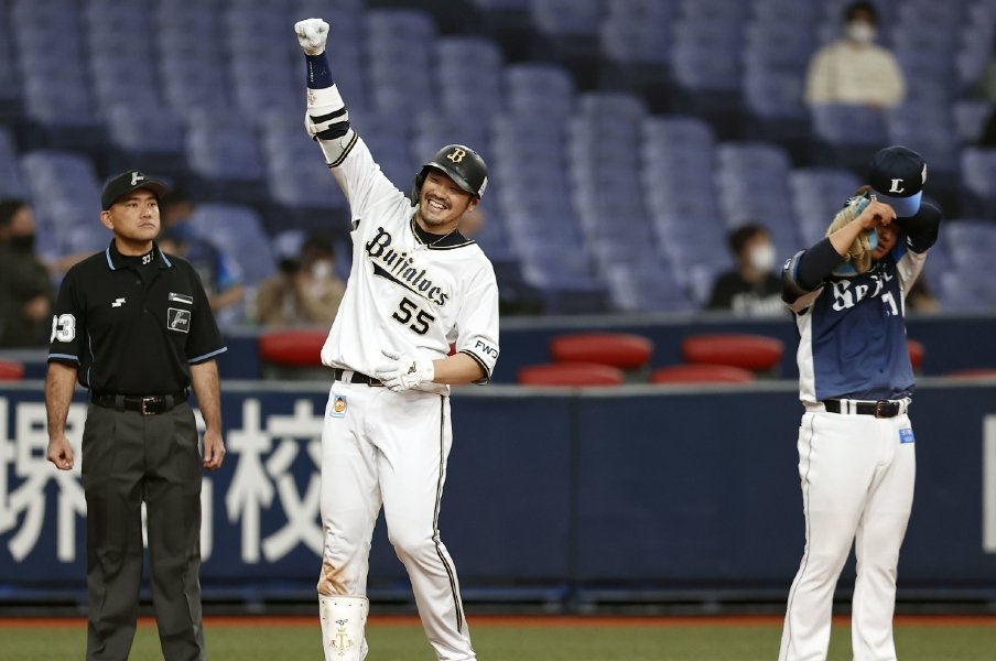 何かやってくれそう 今年のt 岡田は勝負強い 元ホームラン王を変えた 禅思考 とは プロ野球 Number Web ナンバー