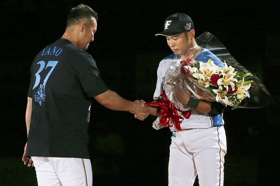 矢野謙次と石井裕也の恩人を訪ねて 日本ハムでの引退 寂しさと喜び プロ野球 Number Web ナンバー