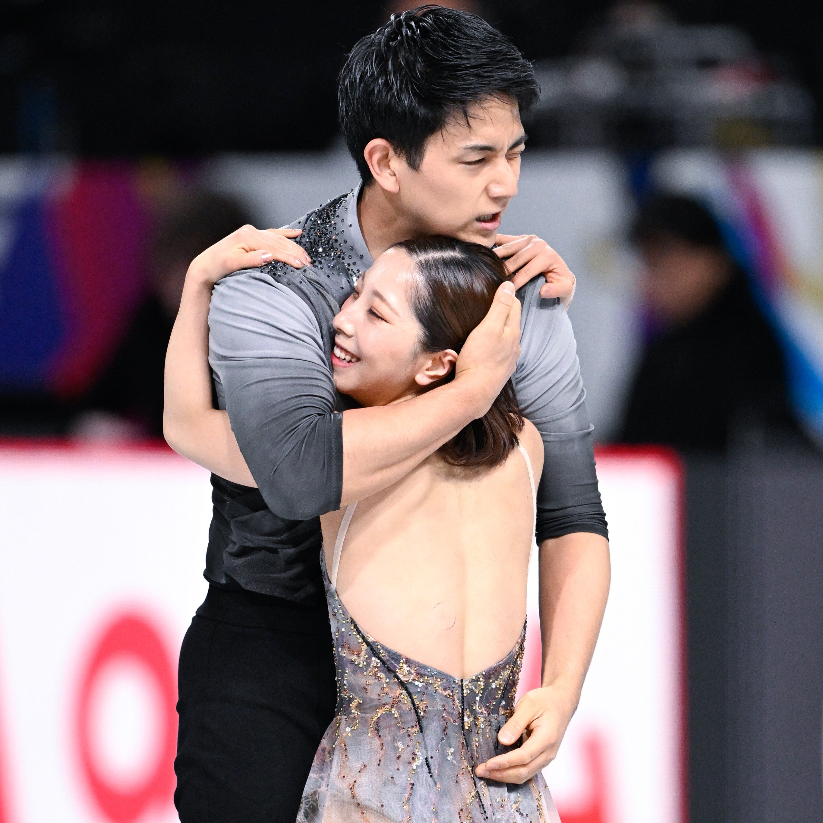 失意の木原龍一の背中に、三浦璃来が手をあてて…GPファイナルで“対照的だった”りくりゅうそれぞれの思い「最後までやりきれたかな、って」