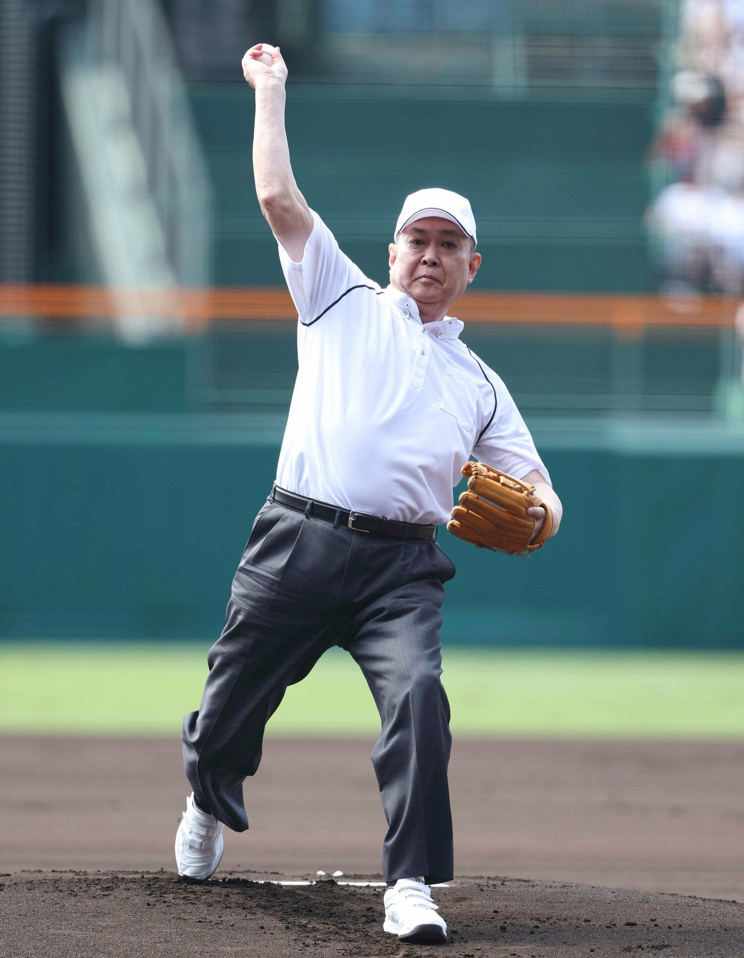 始球式でダイナミックな投球を見せる江川卓さん　©︎JIJI PRESS