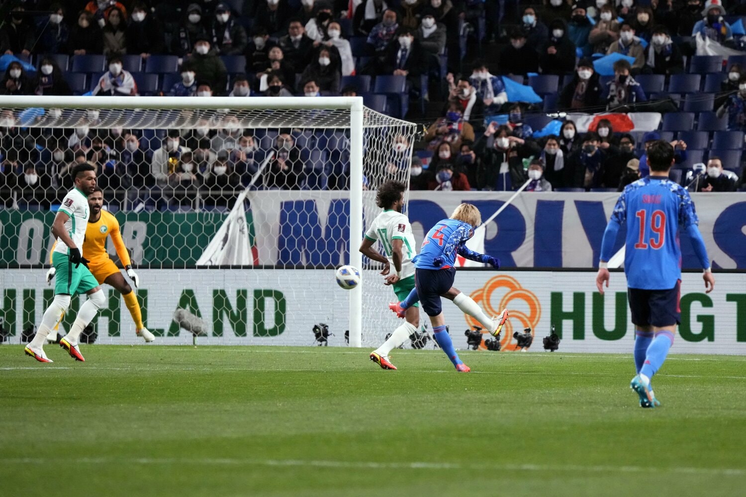 伊東純也のボレーシュートは、相手DFの股を抜けて豪快にゴールネットを揺らした　©Getty Images