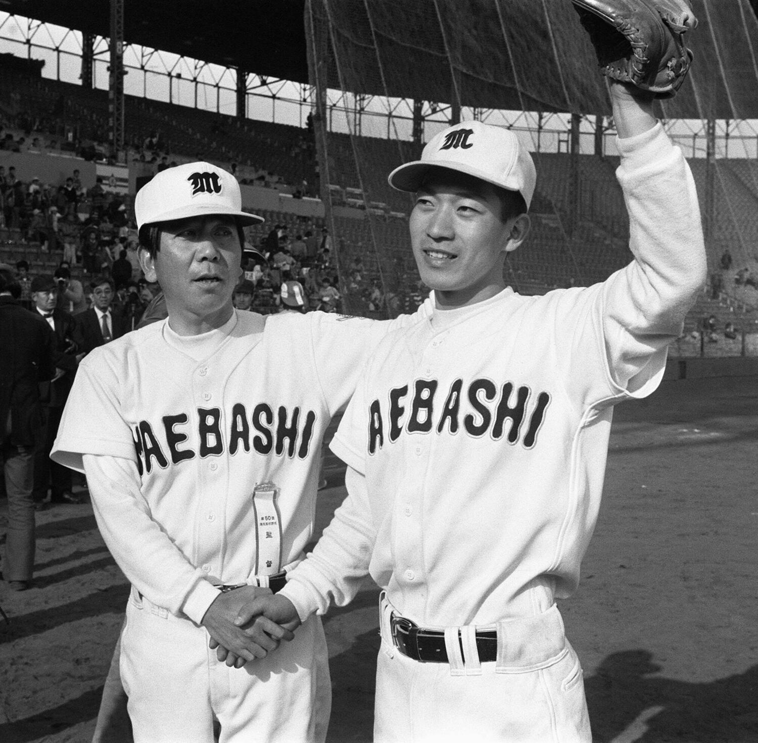 1978年大会の1回戦、比叡山高戦でセンバツ史上初の完全試合（1-0）を成し遂げた松本稔（右）と、祝福する田中不二夫監督　©JIJI PRESS