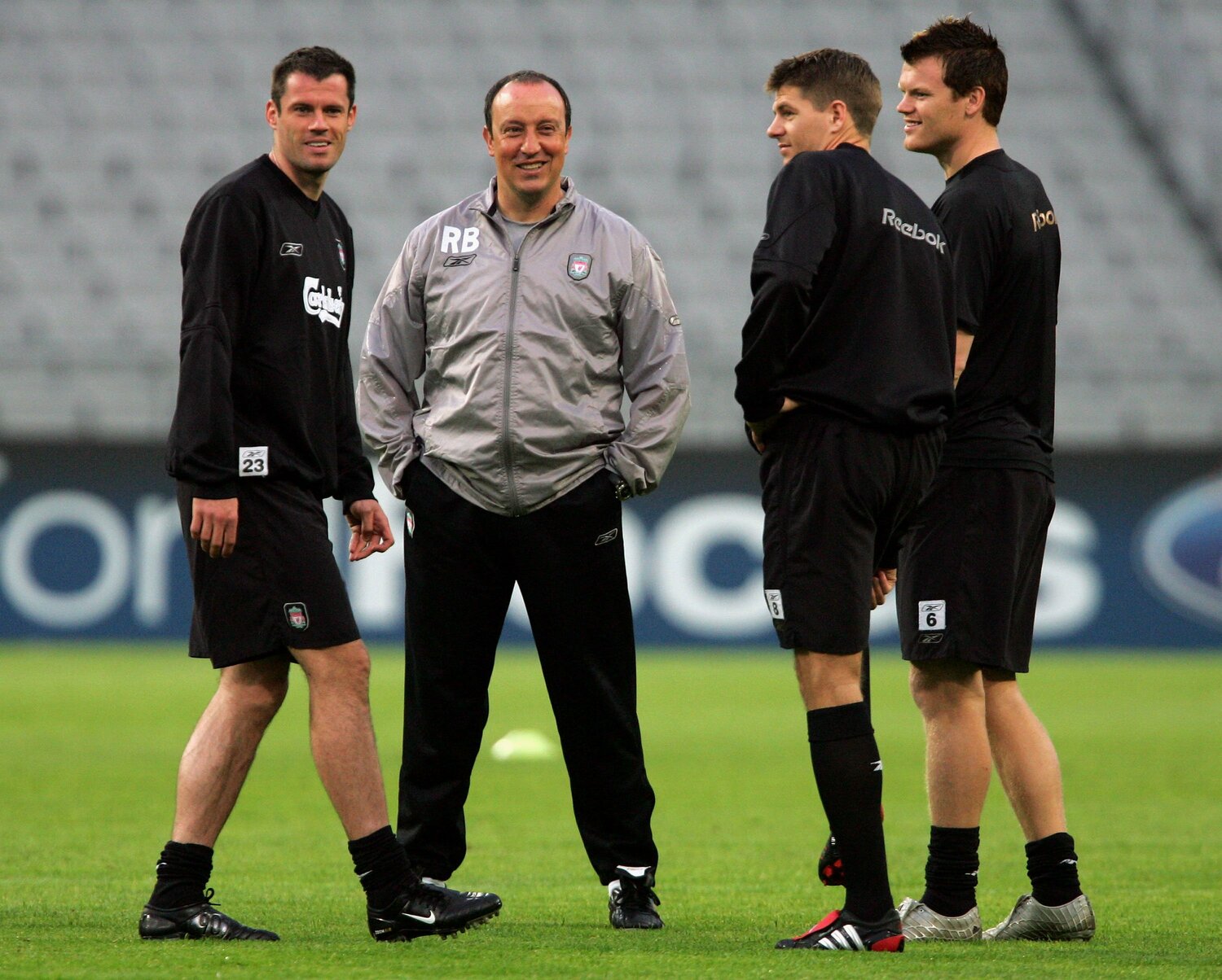 CL決勝前、ジェラードらと話すベニテス監督 ©Getty Images