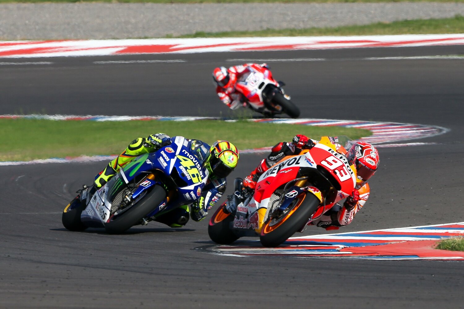 2015年アルゼンチンGPで優勝を争うマルケスとロッシ　©Satoshi Endo