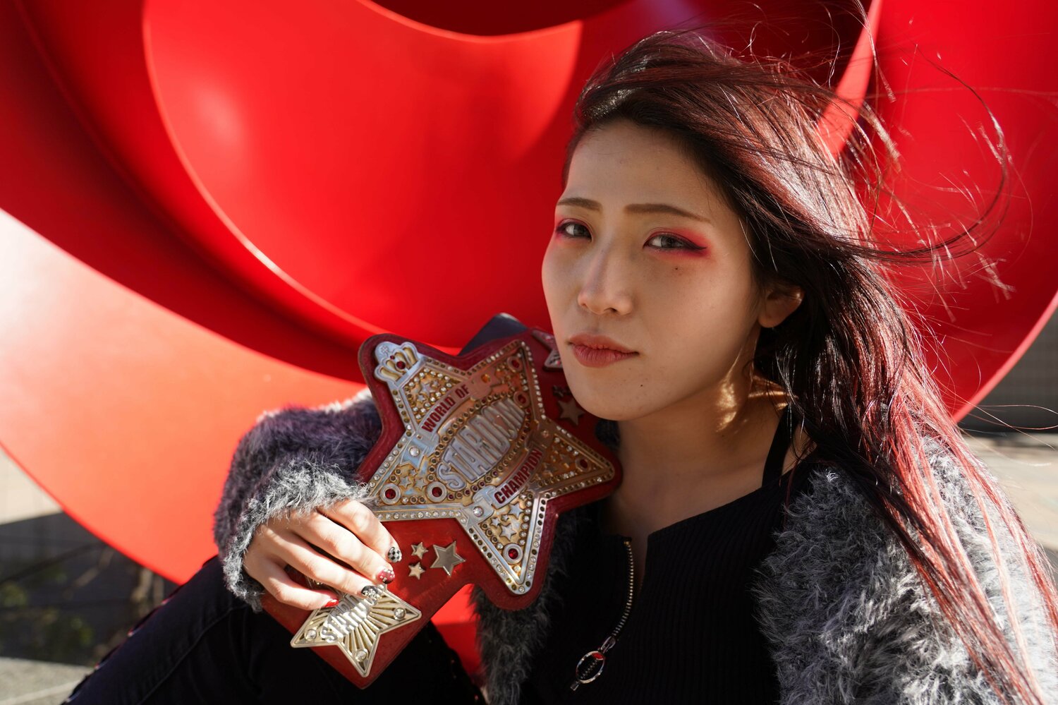 強風に長髪をなびかせて微笑む林下。家族の仲はすこぶる良好のようだ