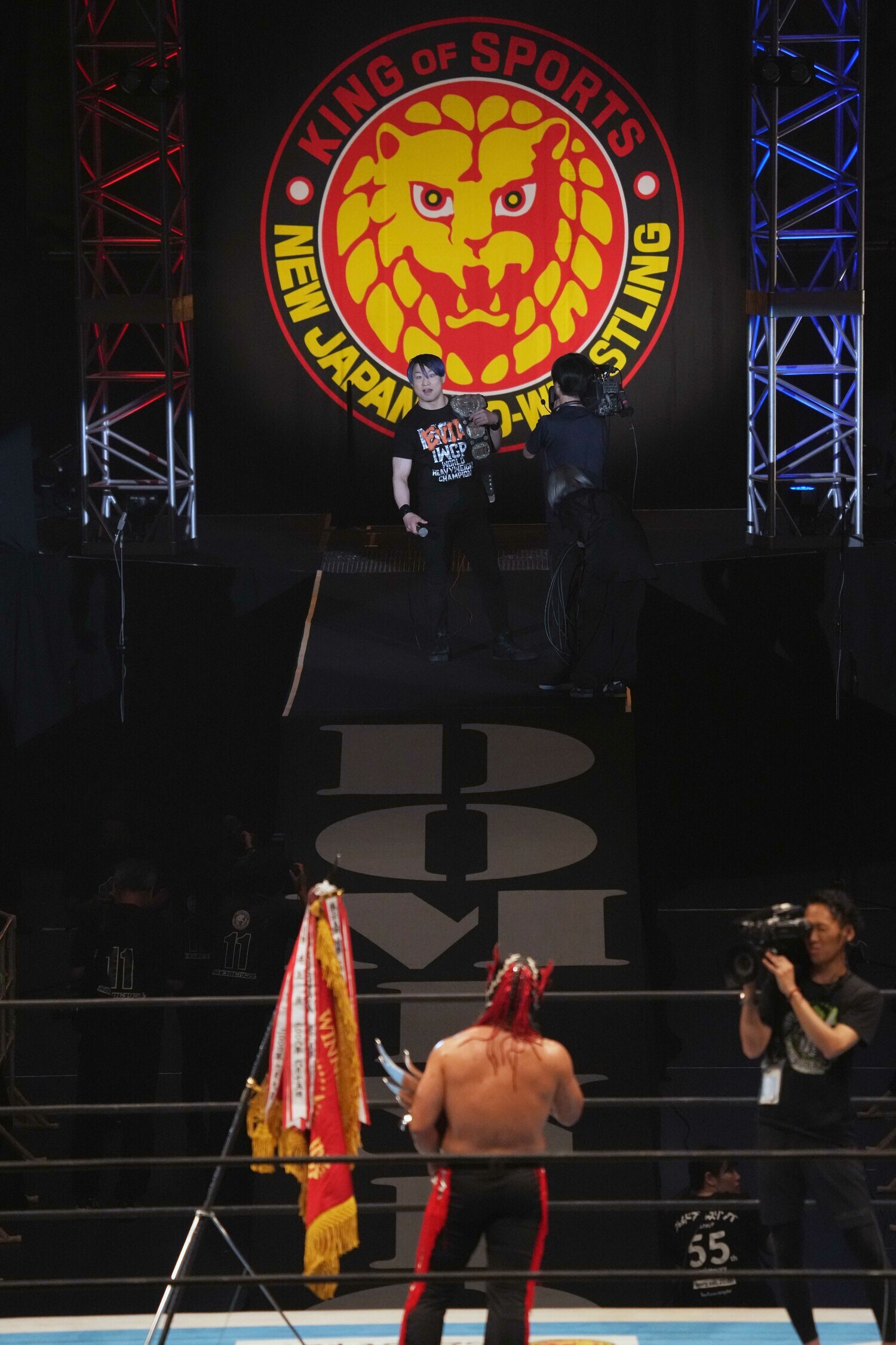 優勝直後のエル・デスペラードを挑発するSHO　©Essei Hara