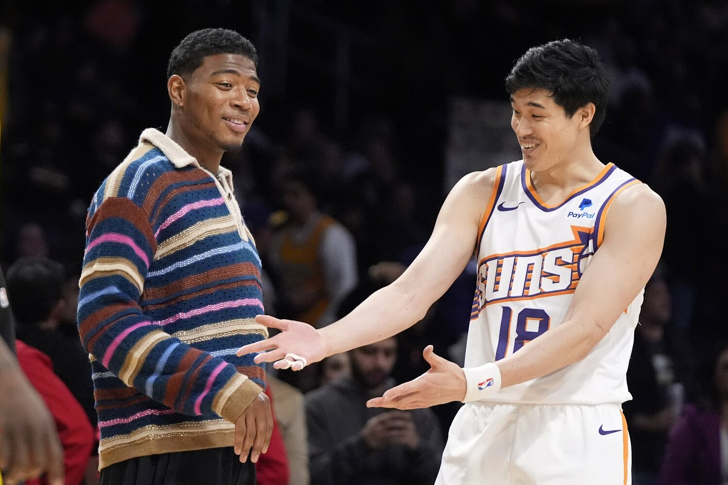 現地11日レイカーズ戦では、欠場した八村塁(左)とも言葉をかわしていた渡邊雄太 ©︎AP/AFLO