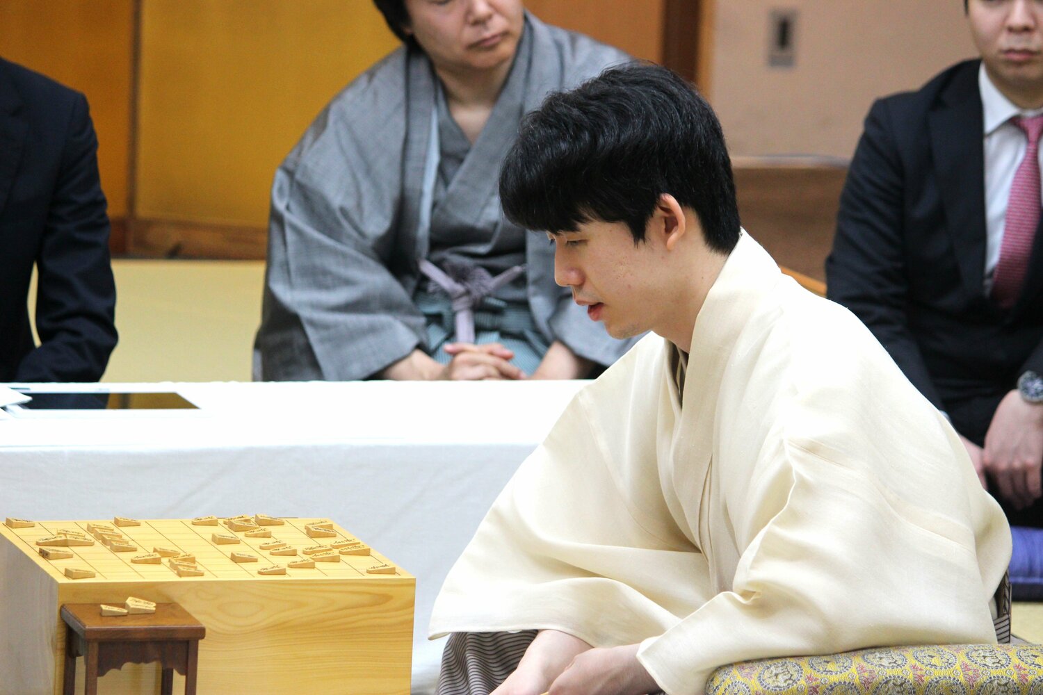 藤井聡太王位は「内容としては反省するところが多かった」と気を引き締めた　©Number Web