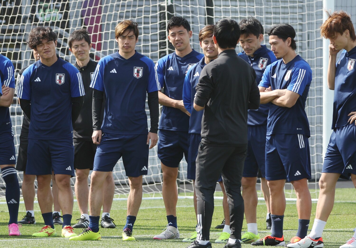 アジアカップの練習で。森保監督の話を聞く選手たち　©JIJI PRESS