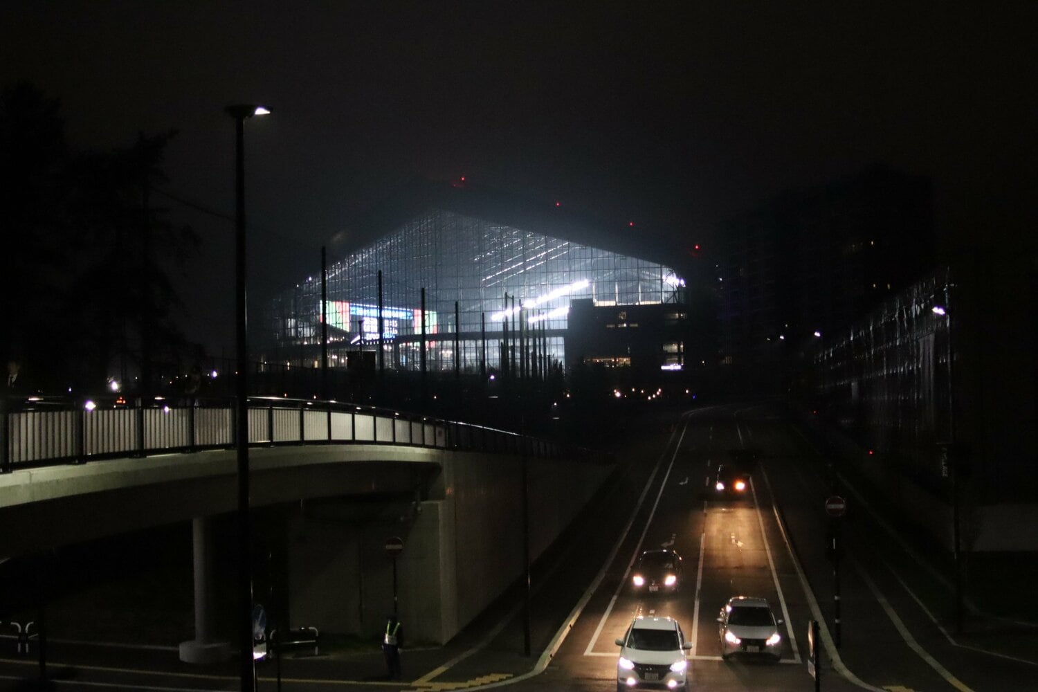 夜の「BIGBOSS bridge」とエスコンフィールド ©Kou Hiroo
