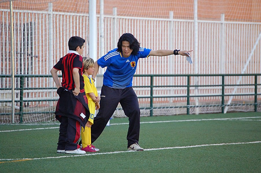 スペインの子供たちに指導する若林氏　ⒸTaichi Wakayabashi