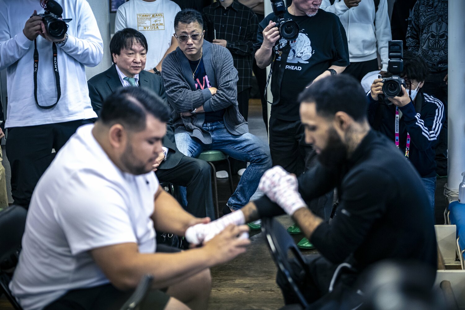 公開練習でネリへ鋭い視線を送る大橋会長と井上の父・真吾トレーナー　©︎Takuya Sugiyama