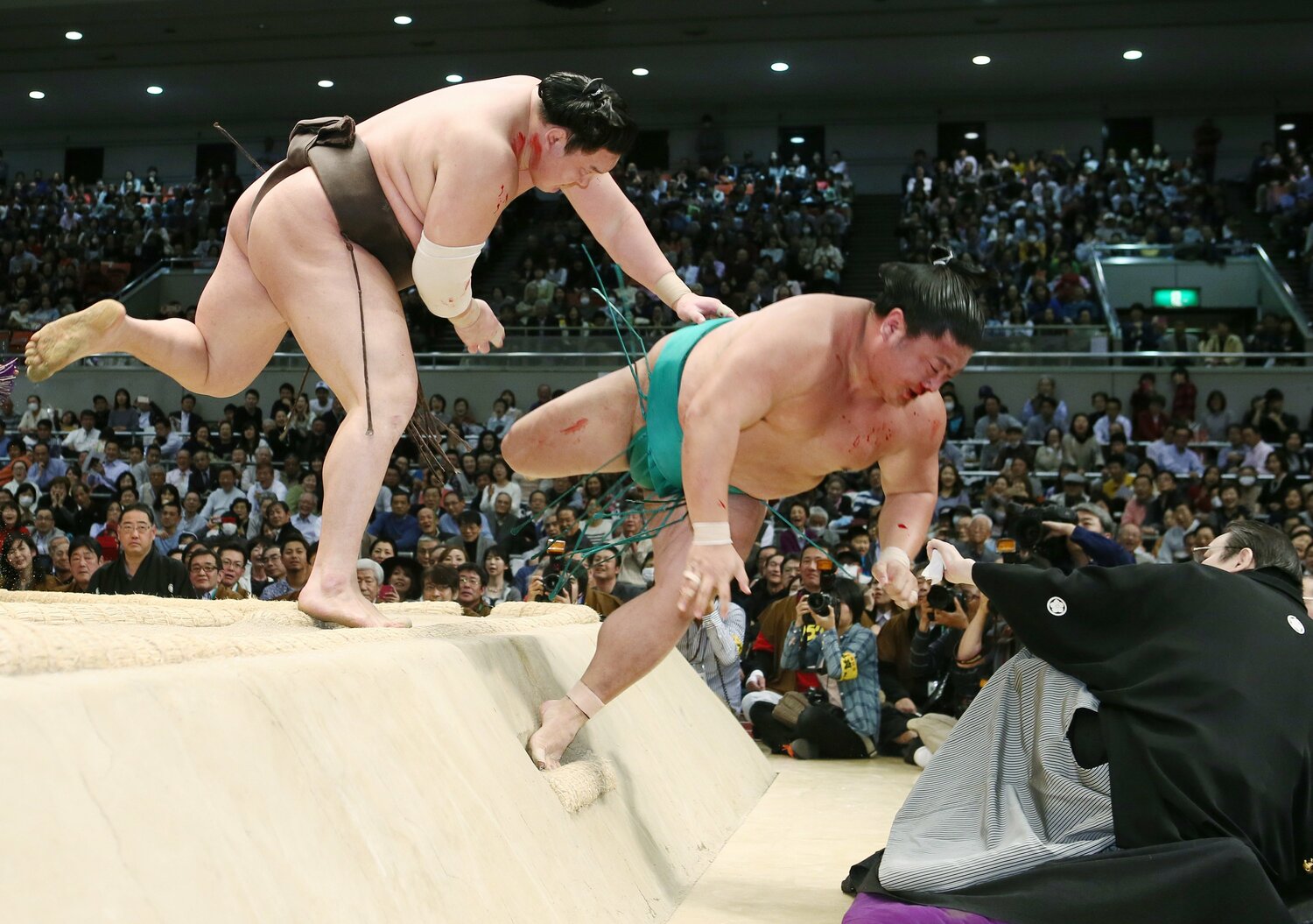 白鵬がダメ押しで嘉風を投げ飛ばした一番。土俵下の井筒審判長が負傷した ©JIJI PRESS