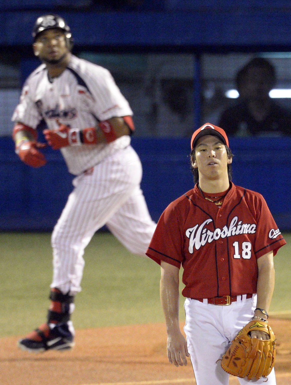 2013年9月10日、バレンティンに先制2ランを浴びた広島・前田健太 ©KYODO