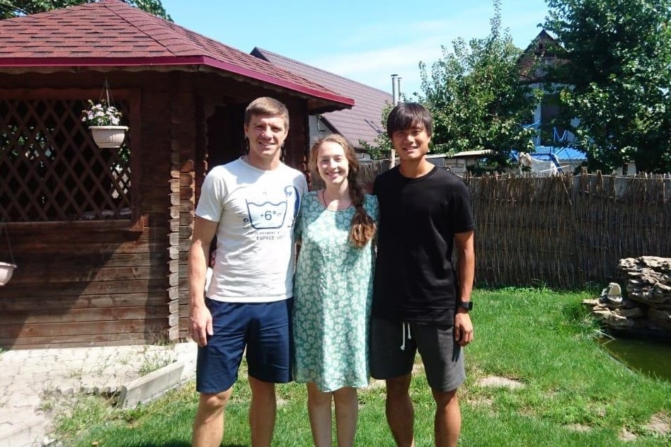 現地で親友となったウクライナ人夫妻（本人提供）