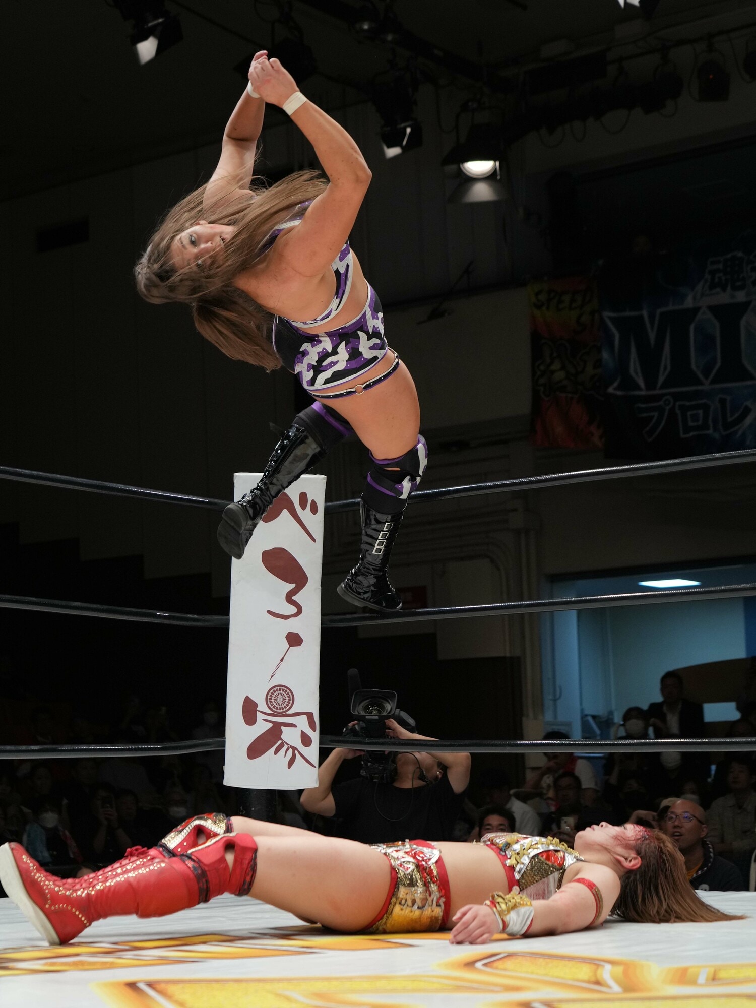 ボジラのムーンサルトプレス ©Essei Hara