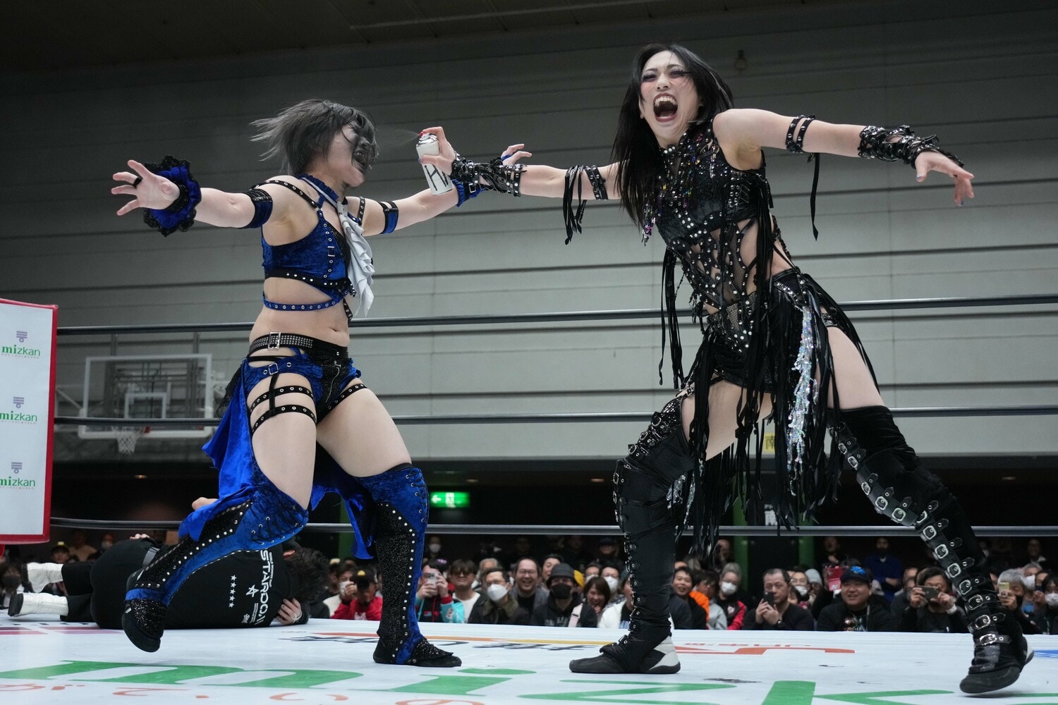 上谷沙弥のスプレー攻撃を浴びる安納サオリ　©Essei Hara