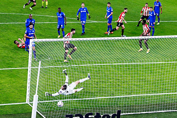 ムニアインの絶妙なキックから生まれたビルバオの決勝点©Daisuke Nakashima