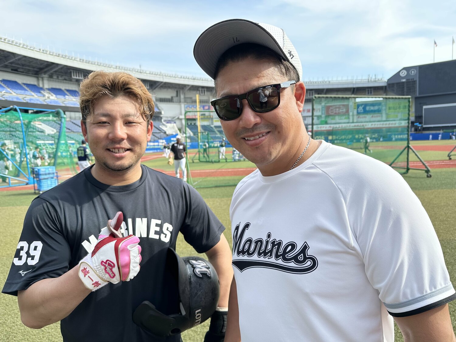 尊敬する村田コーチと2ショット　©︎Chiba Lotte Marines