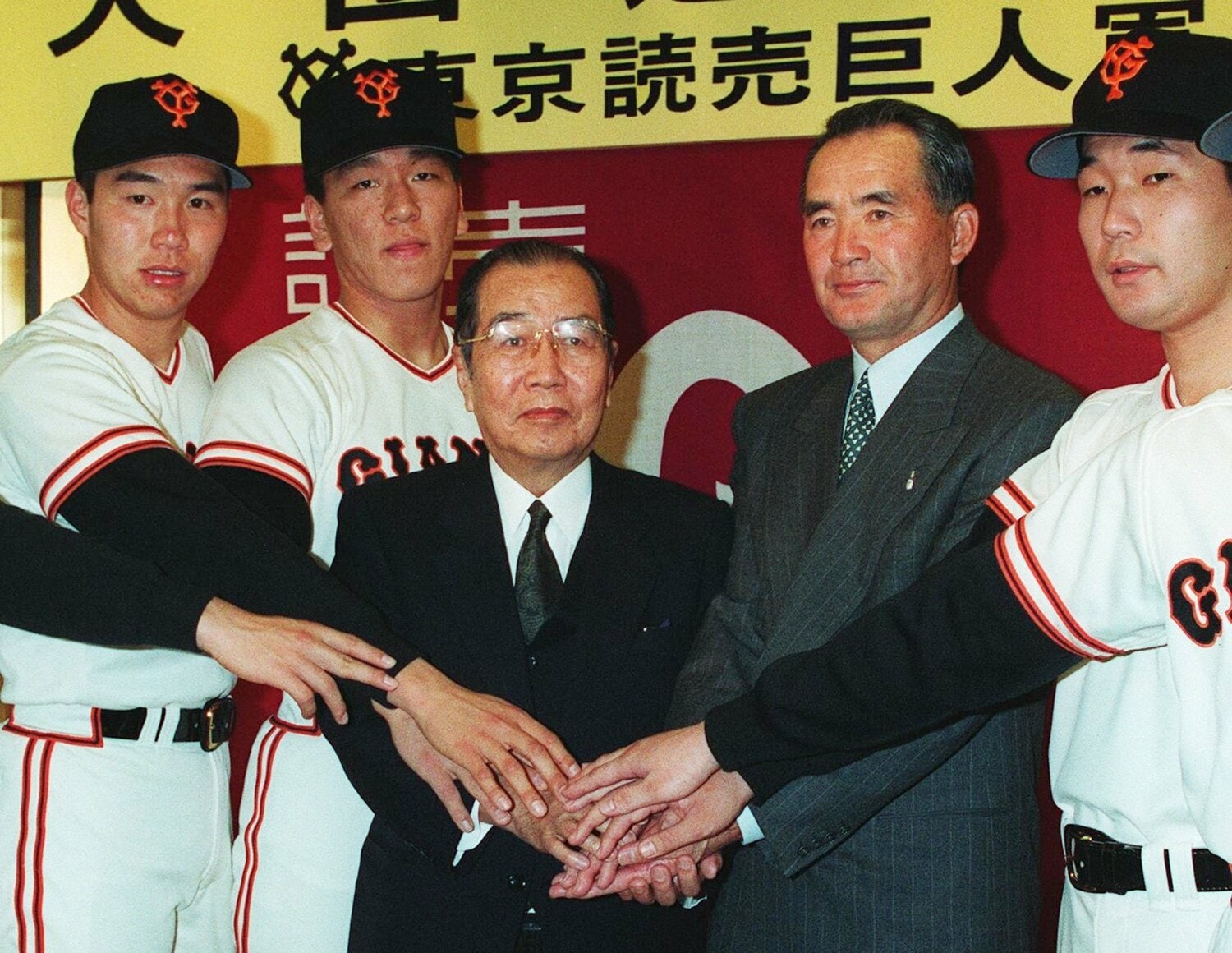 巨人入団会見での松井秀樹。長嶋茂雄監督との出会いが、その運命を大きく変えた ©JIJI PRESS