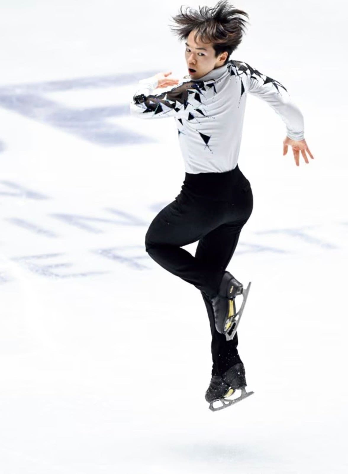 鍵山優真（かぎやま・ゆうま）2003年5月5日生、神奈川県出身。'22年の北京五輪で個人・団体ともに銀メダル。24年、四大陸選手権を制し、世界選手権では3度目の銀メダル獲得。'25年、全日本選手権で連覇を果たした。コーチの父・正和は'92年アルベールビル、'94年リレハンメル五輪代表。160cm  ©Asami Enomoto