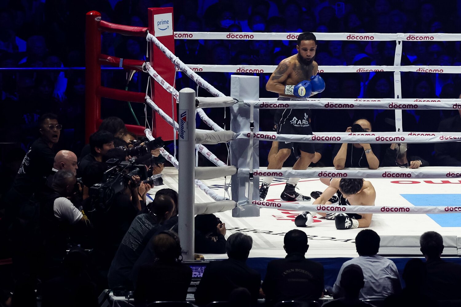 「怪物」が倒れる姿にドームは騒然。父・真吾さんの「あーっ」という叫び声が聞こえてきそうな表情も見える　©︎Naoki Kitagawa