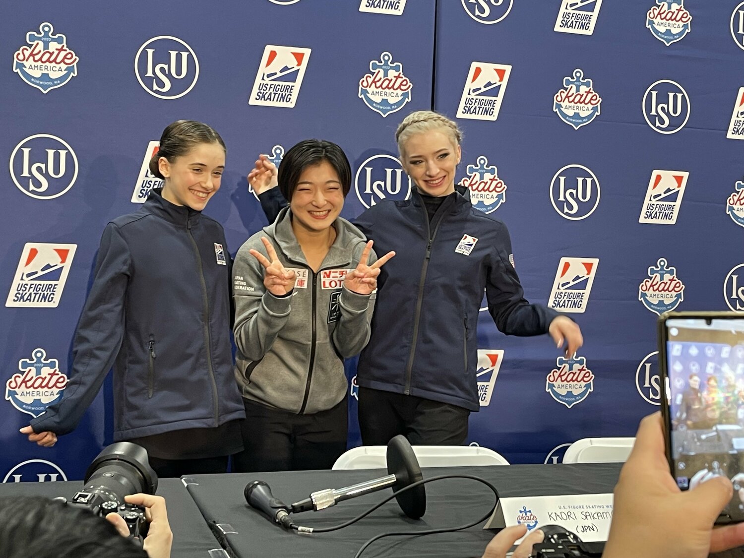 レヴィット（左）、グレンの間で笑顔でポーズを取る坂本　©Akiko Tamura