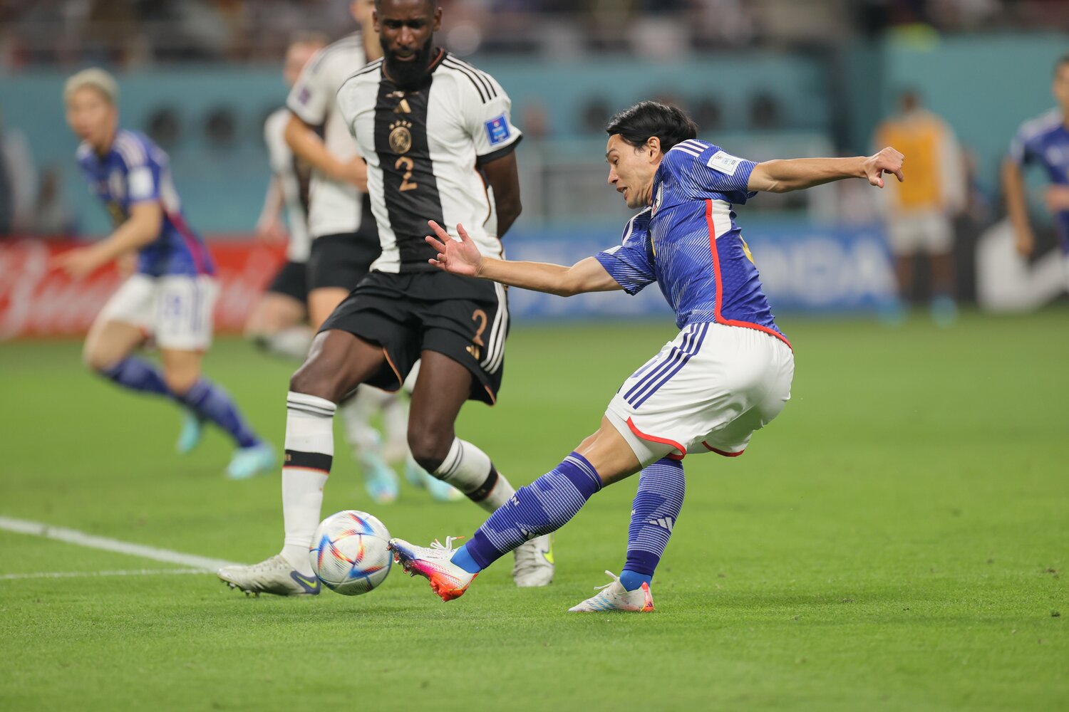 中にいるエリアの仲間を信じて放ったシュート性のボール ©Kaoru Watanabe/JMPA