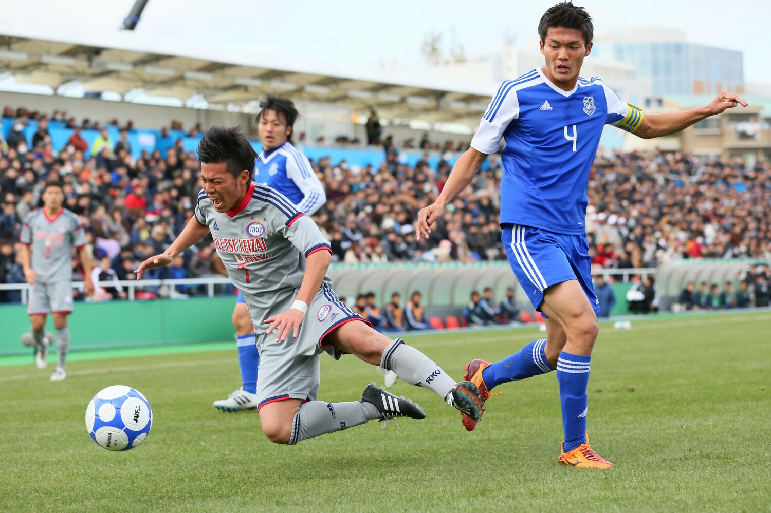 前半29分に負傷交代する森保圭悟（流通経済大）。この怪我がキャリアを大きく左右することになる　©︎Yohei Osada/AFLO SPORT