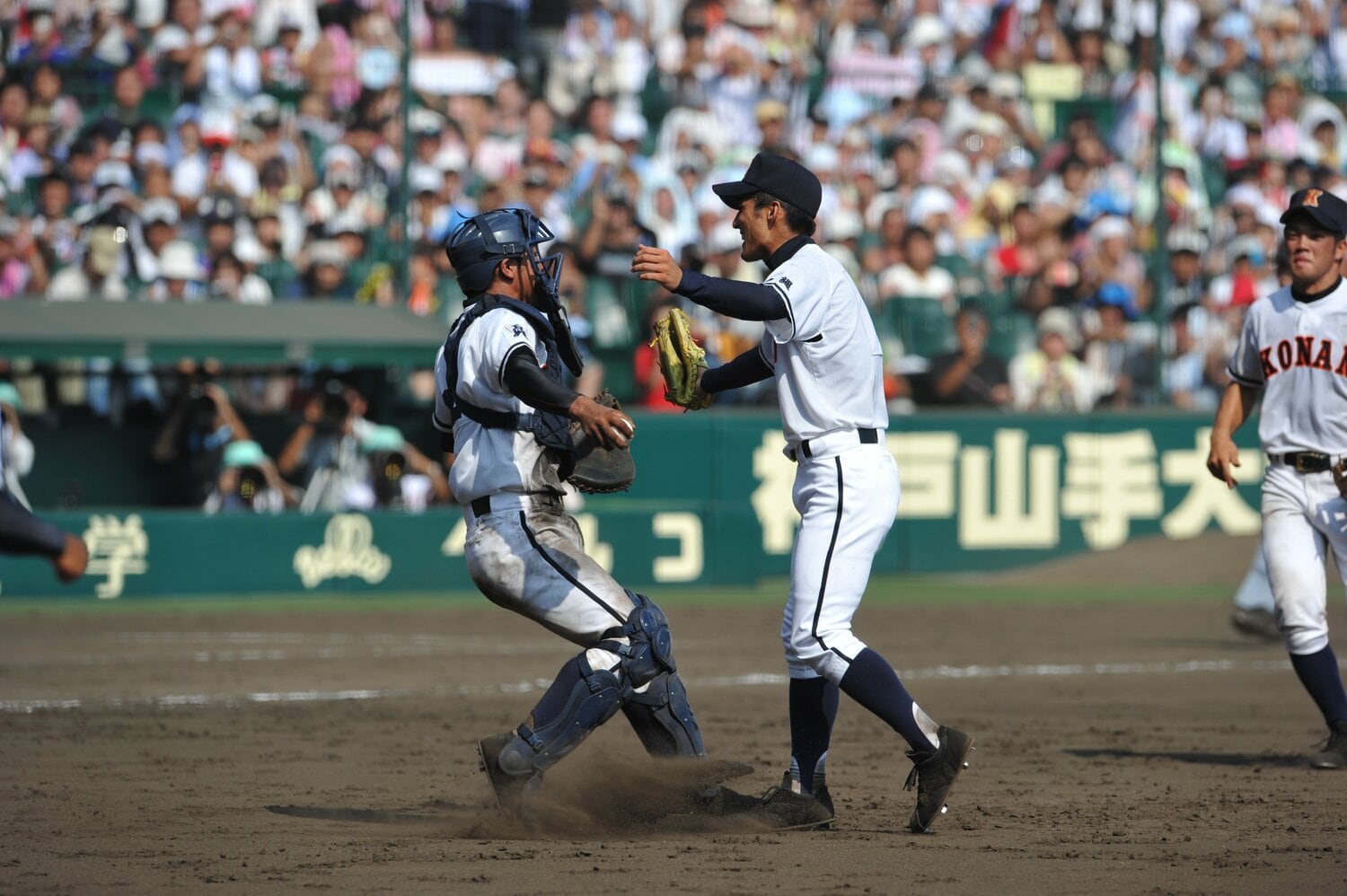 甲子園春夏連覇の瞬間。島袋洋奨は興南の絶対的なエースとしてマウンドに君臨した　©Hideki Sugiyama