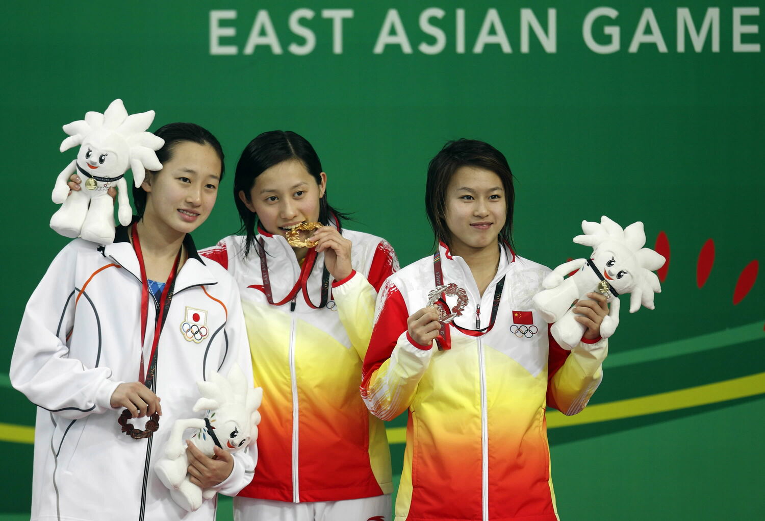 2009年に出場した東アジア選手権では中学3年生ながら3位銅メダルを獲得している馬淵優佳（左）。現役時代は常に日本の第一線で活躍してきた　©AFLO