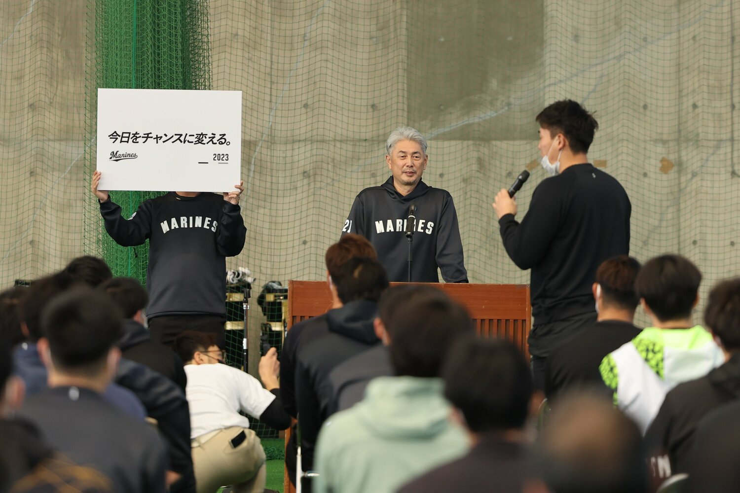 選手の発言にやさしく微笑む吉井監督　©︎Chiba Lotte Marines