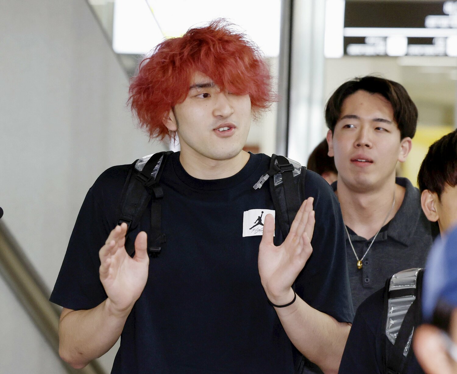 赤髪とそのプレースタイル、急成長ぶりから「リアル桜木花道」の異名をとる川真田紘也　©KYODO