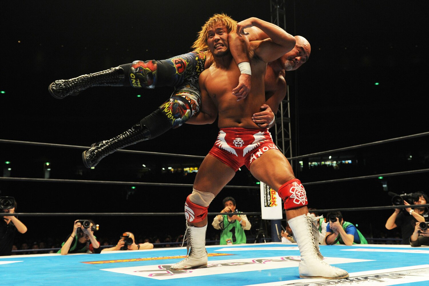 武藤敬司を担ぎ上げる内藤哲也。2012年1月4日、東京ドーム