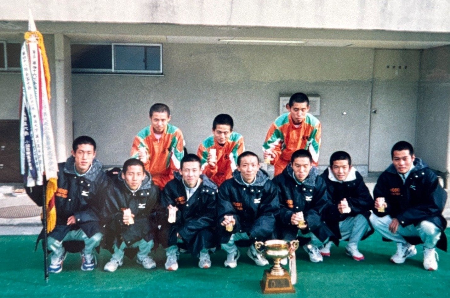 初の都大路を決めた1998年の佐久長聖高メンバー。左端が松崎、中央が小嶋、右端が佐藤/松崎さん提供