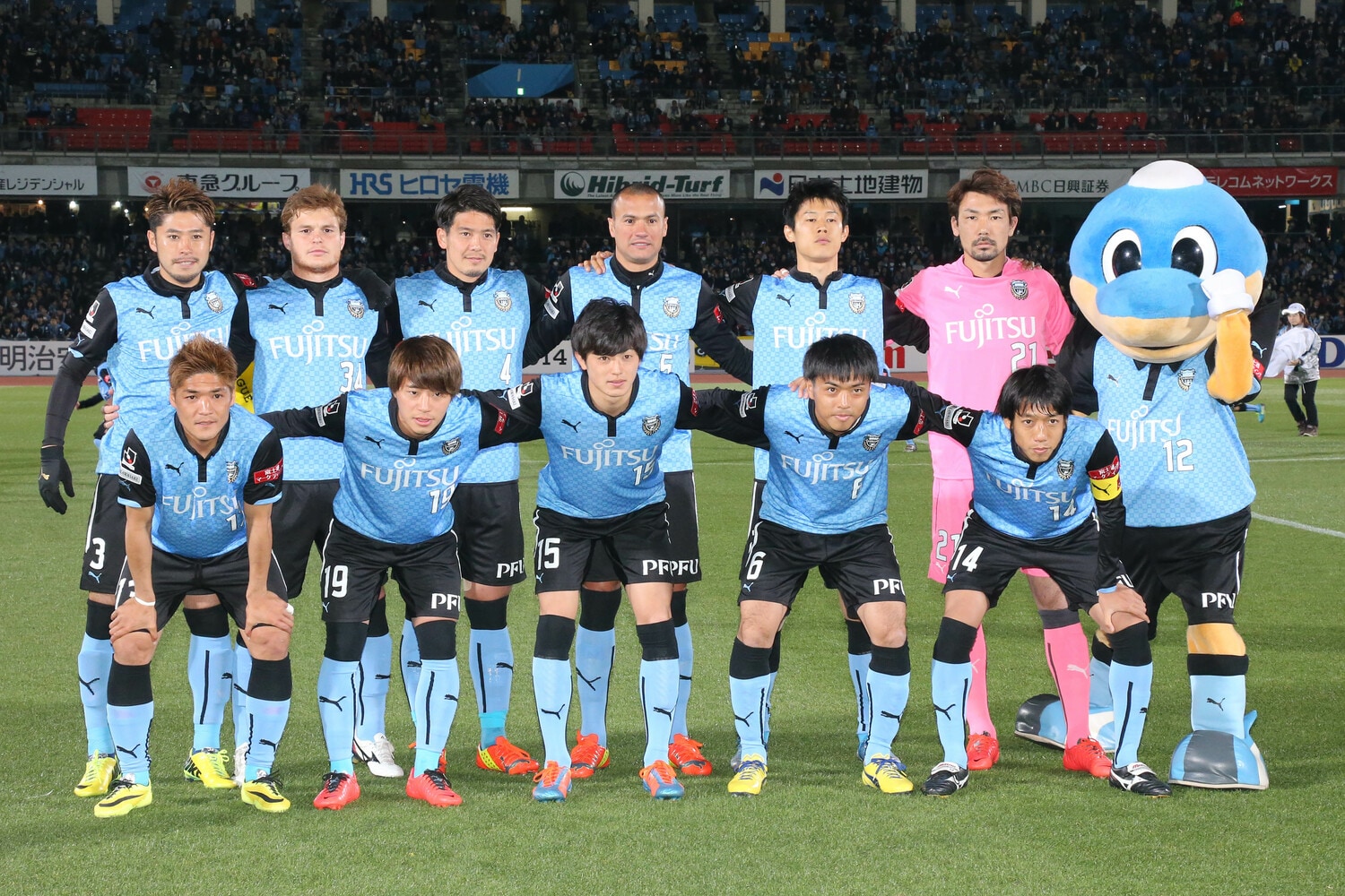 川崎フロンターレ時代、後列右から2番目が安(2014年)©AFLO